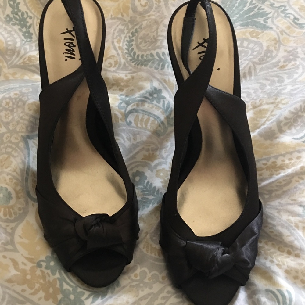 Fioni: Black high heel, peep toe, sling black